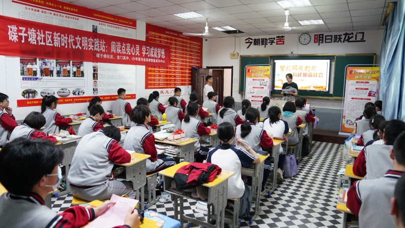 4月20日碟子塘社區(qū)開展閱讀活動1_副本