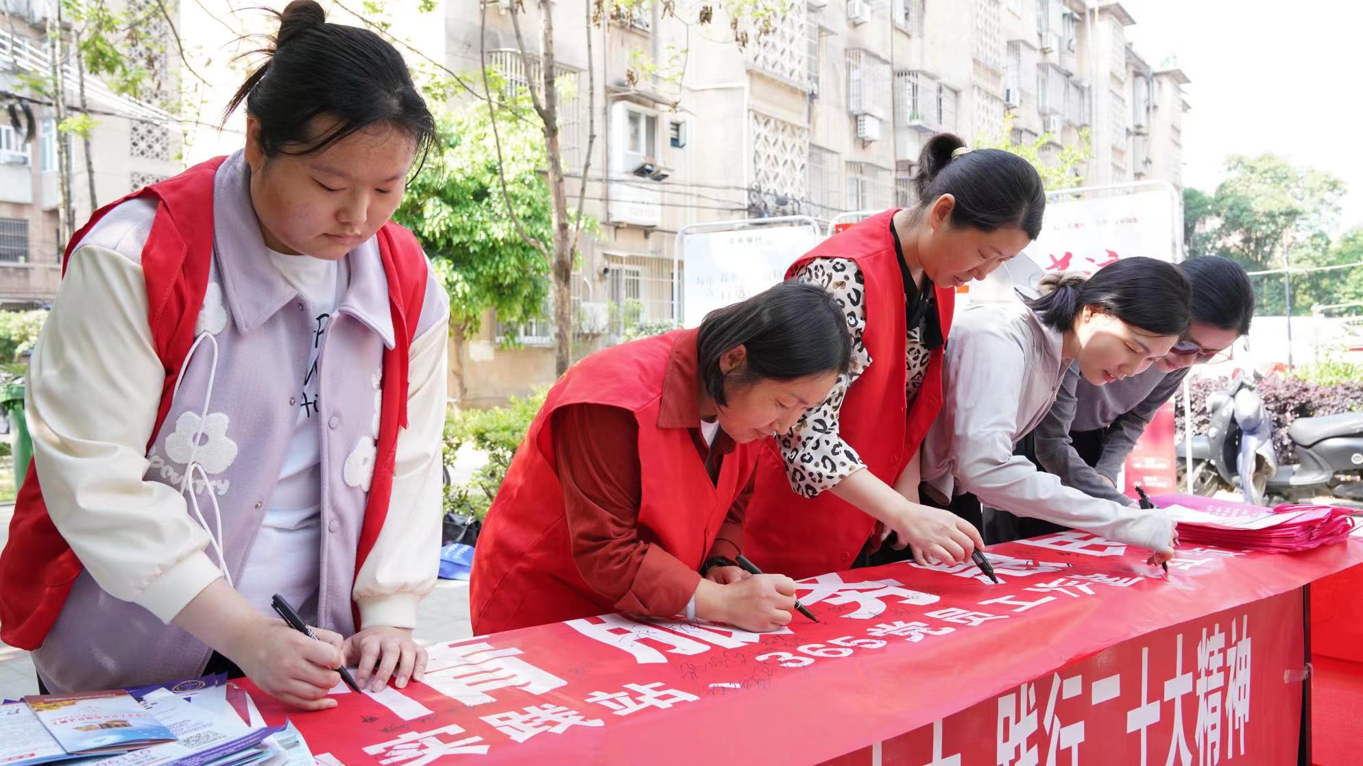 20230427花亭南村社區(qū)新時(shí)代文明實(shí)踐站：五四志愿服務(wù)，青春“彩繪”人生 (3)